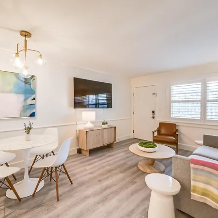 Updated Dtwn Naples Condo Across From Beach!
